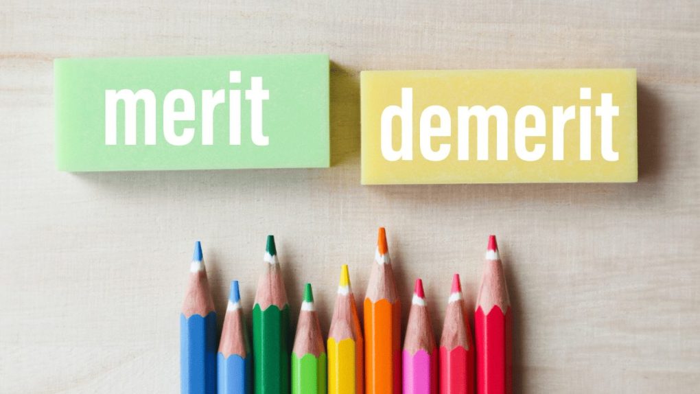 メリット・デメリットと書かれたタイルと色鉛筆