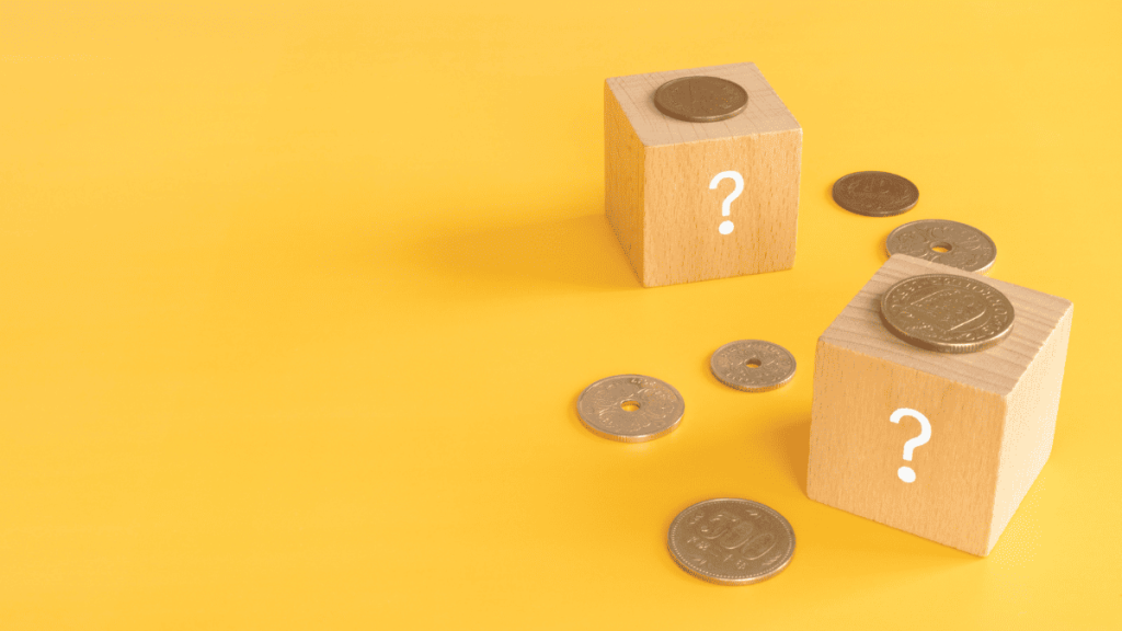 硬貨とはてなマークが書かれた木箱