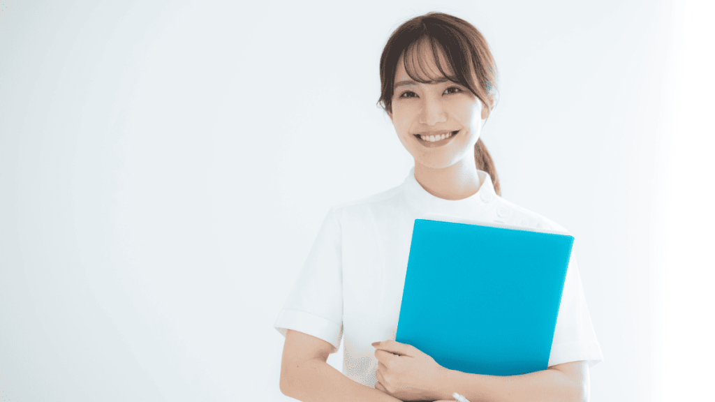 バインダーを持った白衣を着た女性