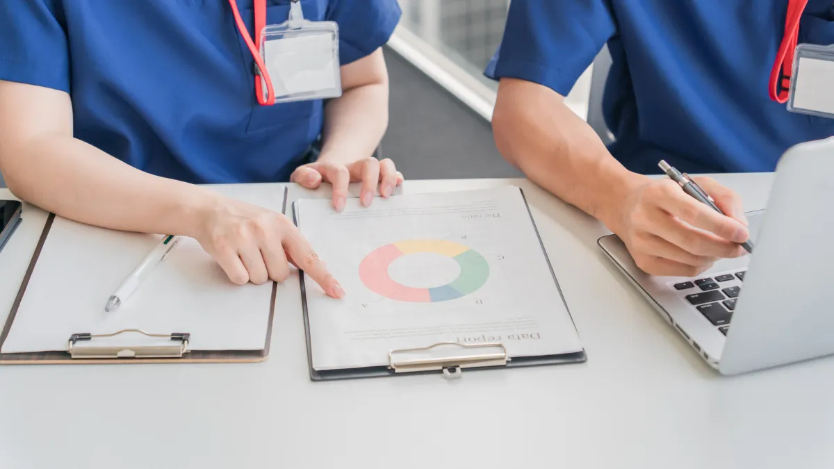 手元の資料を見て勉強する様子