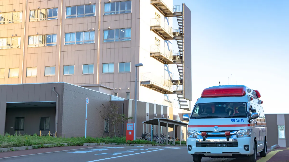 病院の前に救急車が止まっている様子