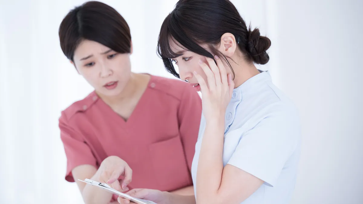 先輩に指摘される看護師