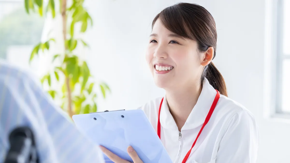 患者に微笑む看護師