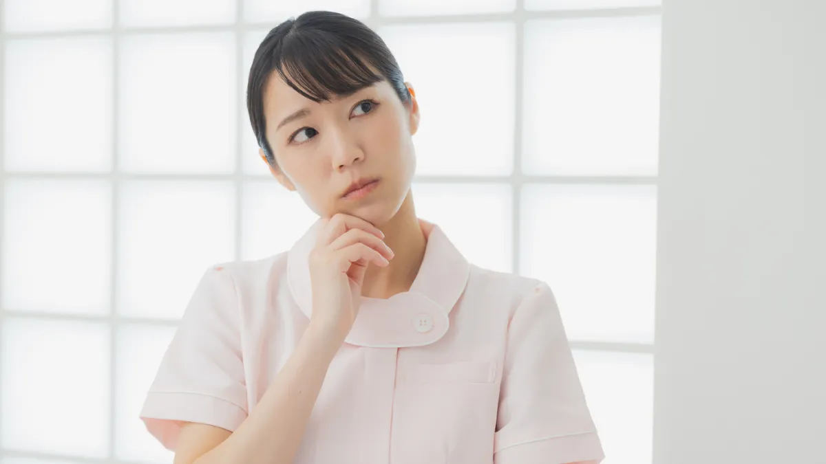 考える　看護師　女性