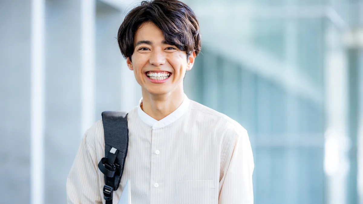 男性が笑っている
