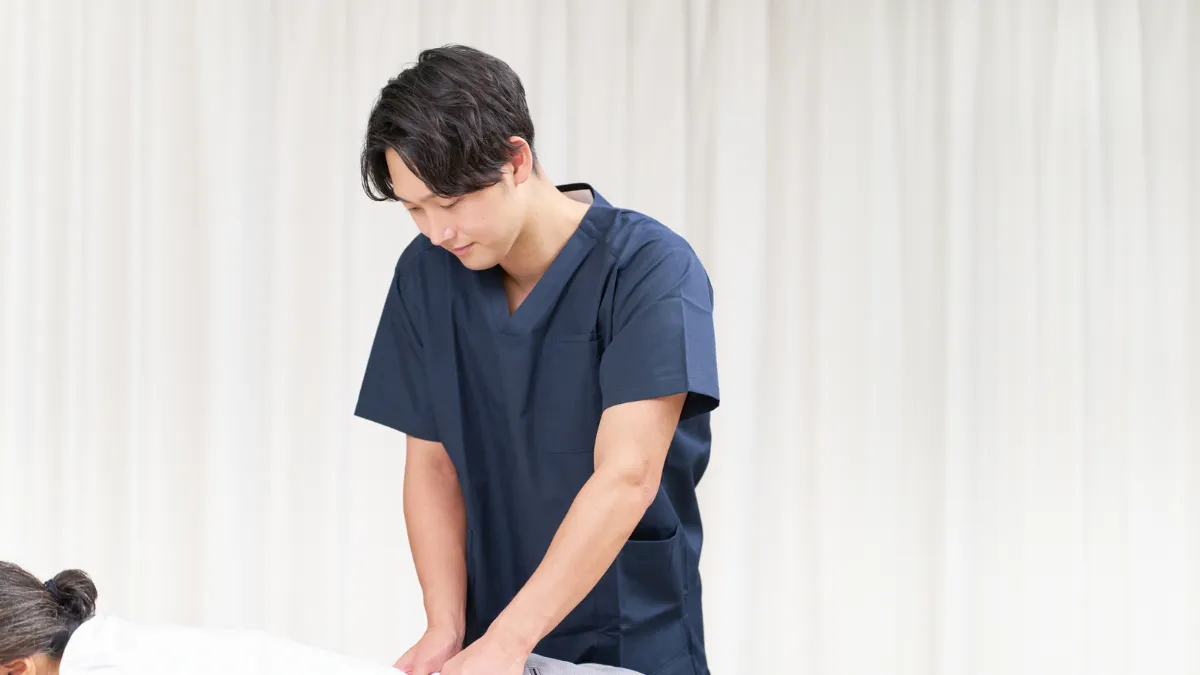 スクラブを着た男性がマッサージらしき動きをしている