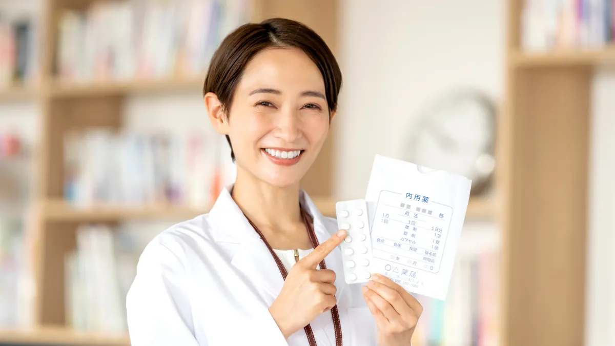 処方薬を指さす薬剤師