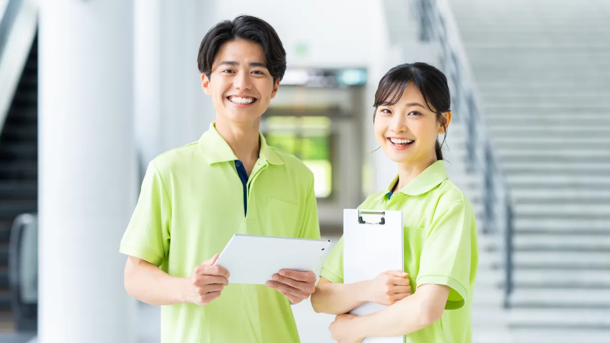 デイサービスで働く機能訓練指導員の男女