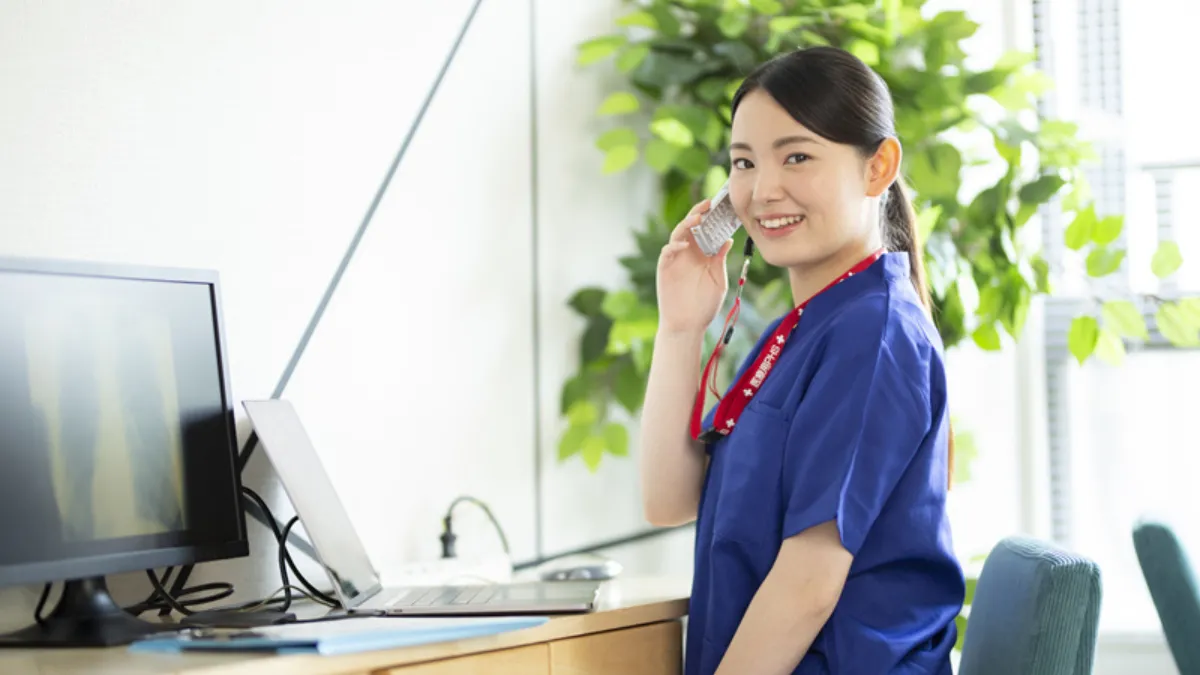電話をかけている女性医療スタッフ