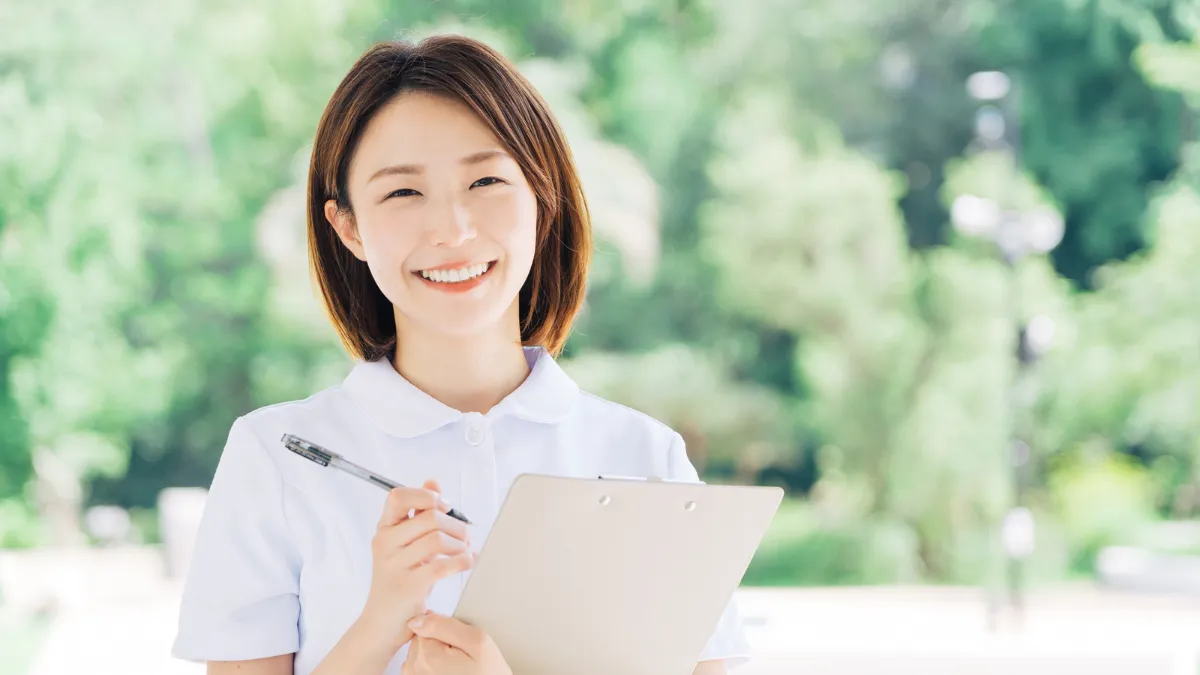 バインダーとペンを持った女性看護師