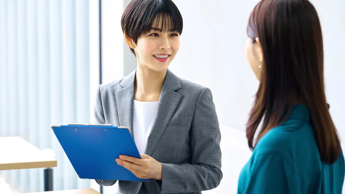 カウンセリングを受ける女性とカウンセラー
