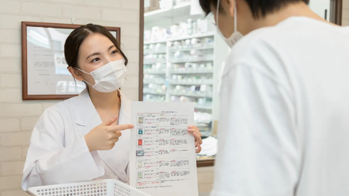 薬の説明をする薬剤師と患者