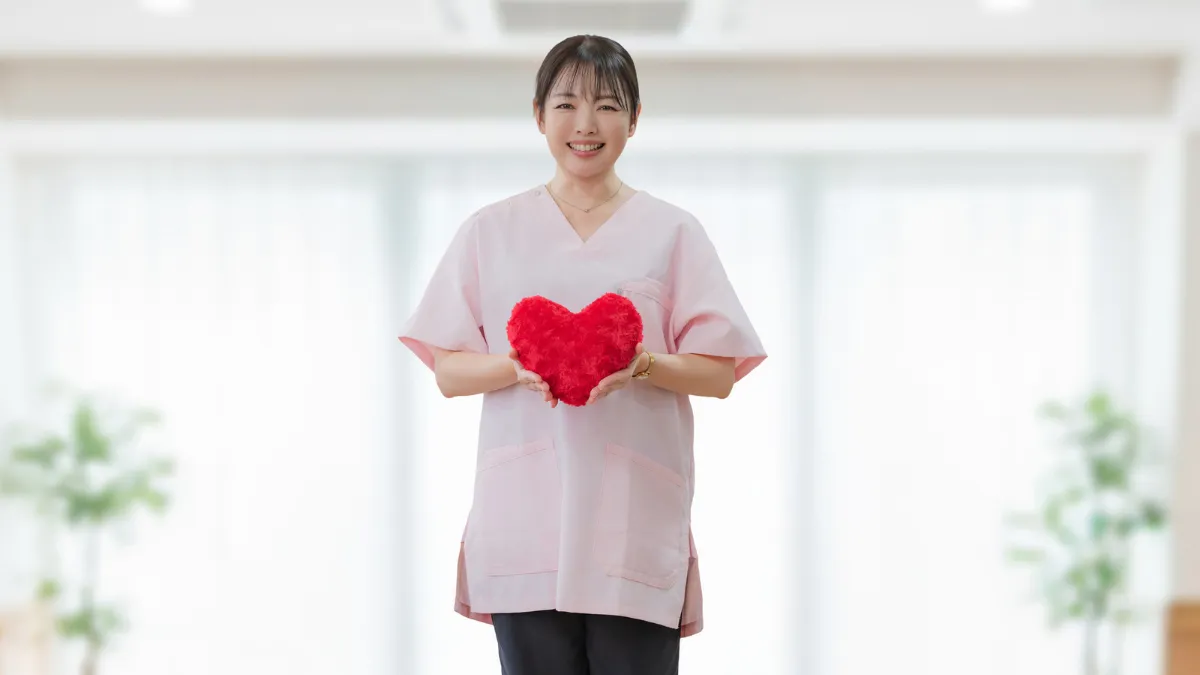 白衣を着た女性がハートを持ってる