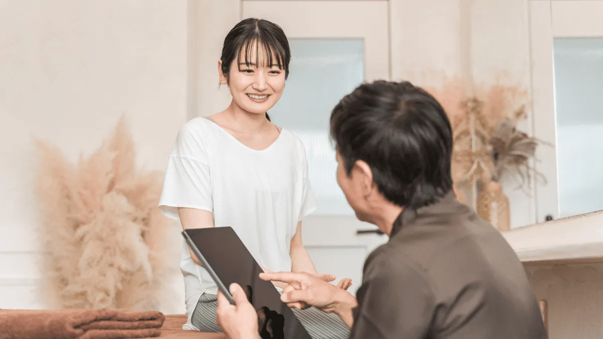 患者に問診する男性柔道整復師