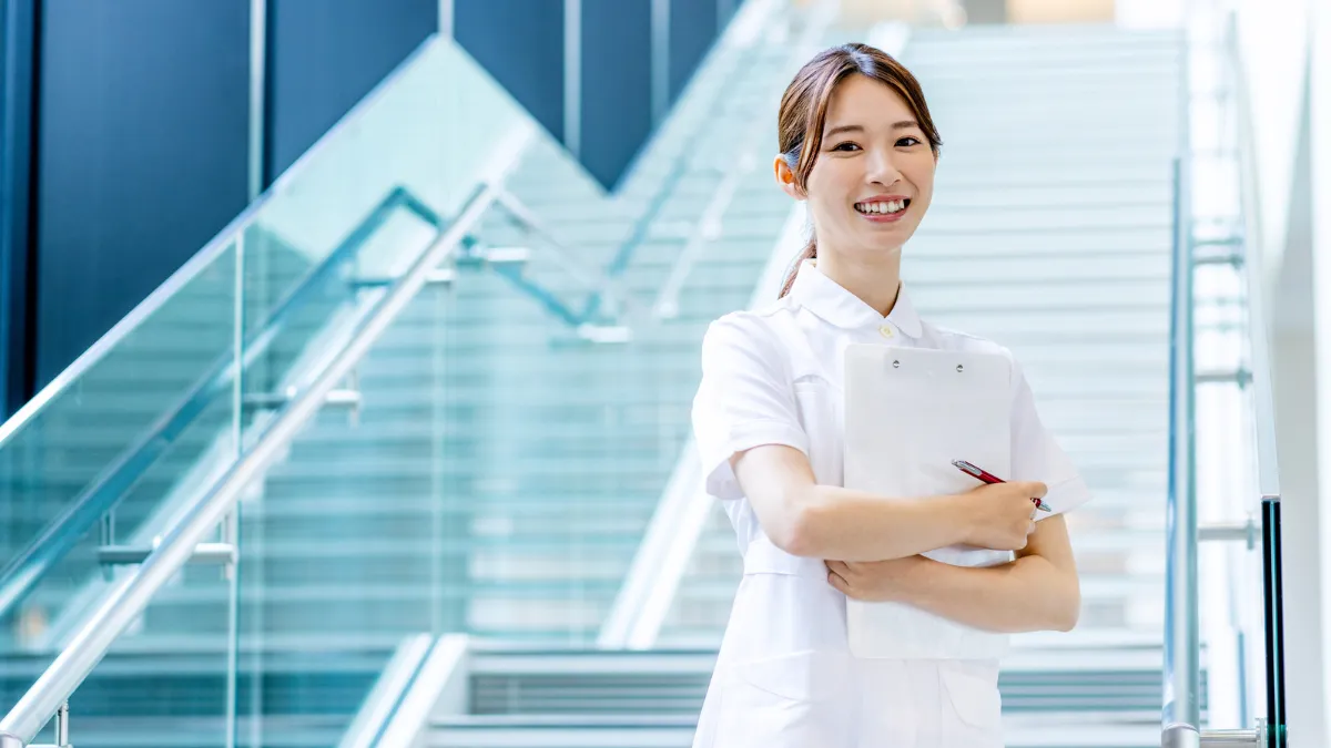 バインダーを抱え込んで持つ女性看護師