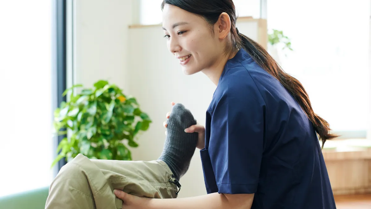 患者さんの状態を丁寧に聞くあん摩マッサージ指圧師