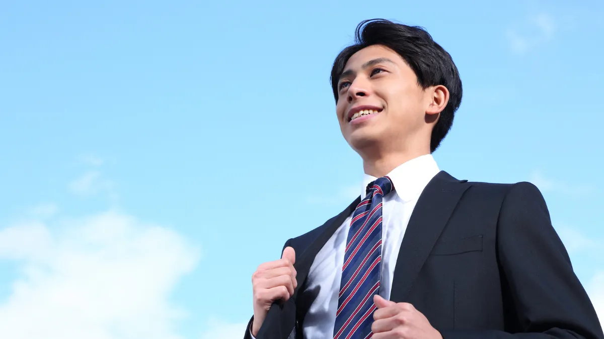 スーツを着て屋外に立つ爽やかな男性