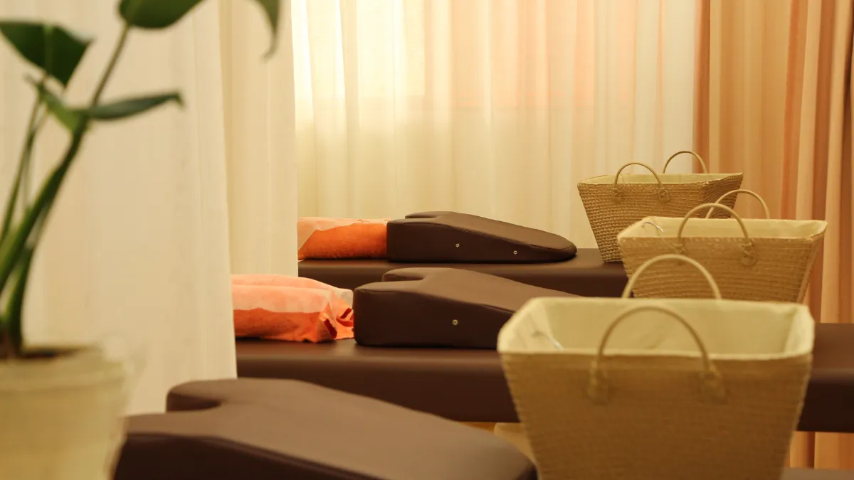 清潔に整えられた施術室の施術ベッド