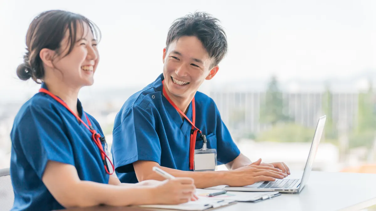 柔道整復師 男女 パソコン 笑顔