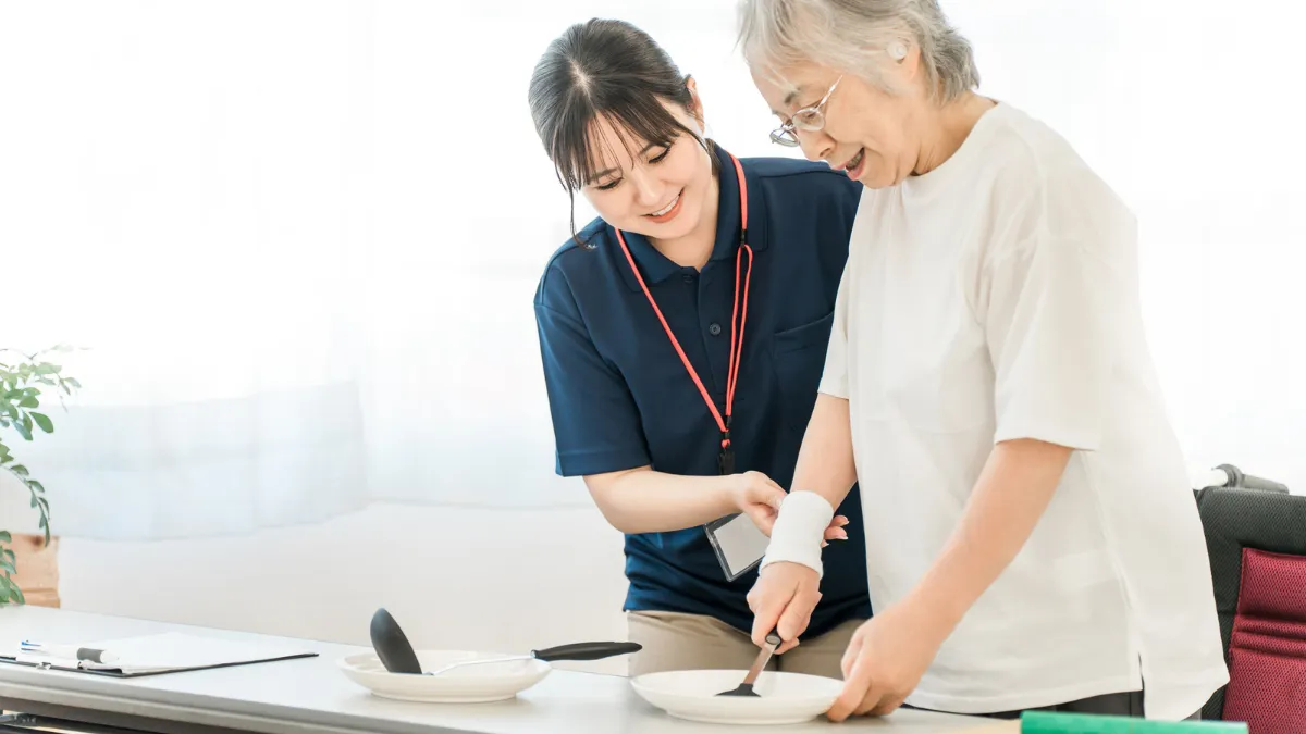 高齢の患者さんの生活支援をする看護師