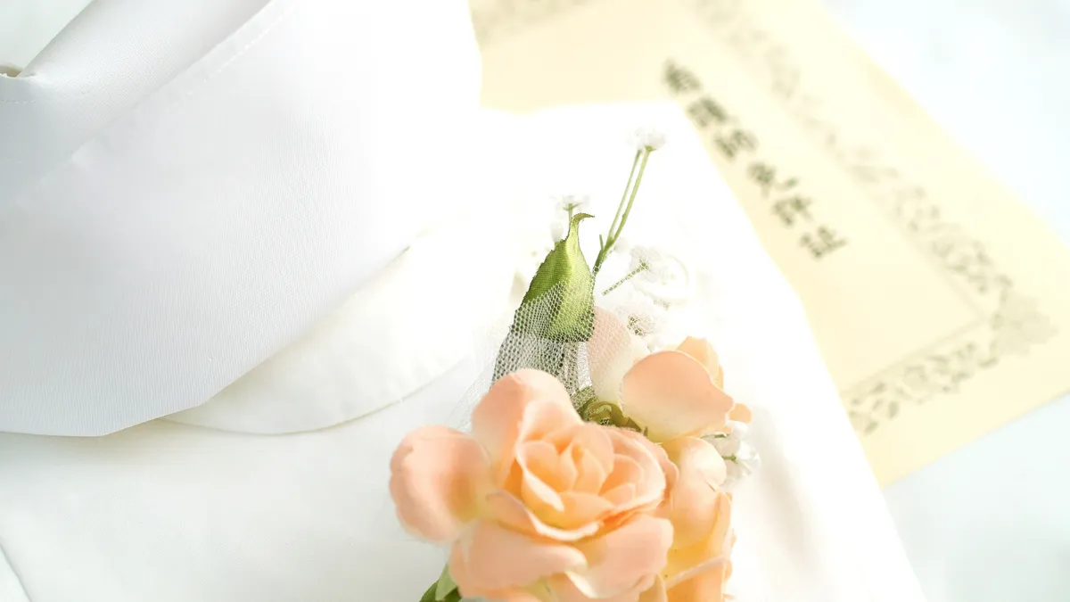 看護師免許証を手にした白衣姿の看護師