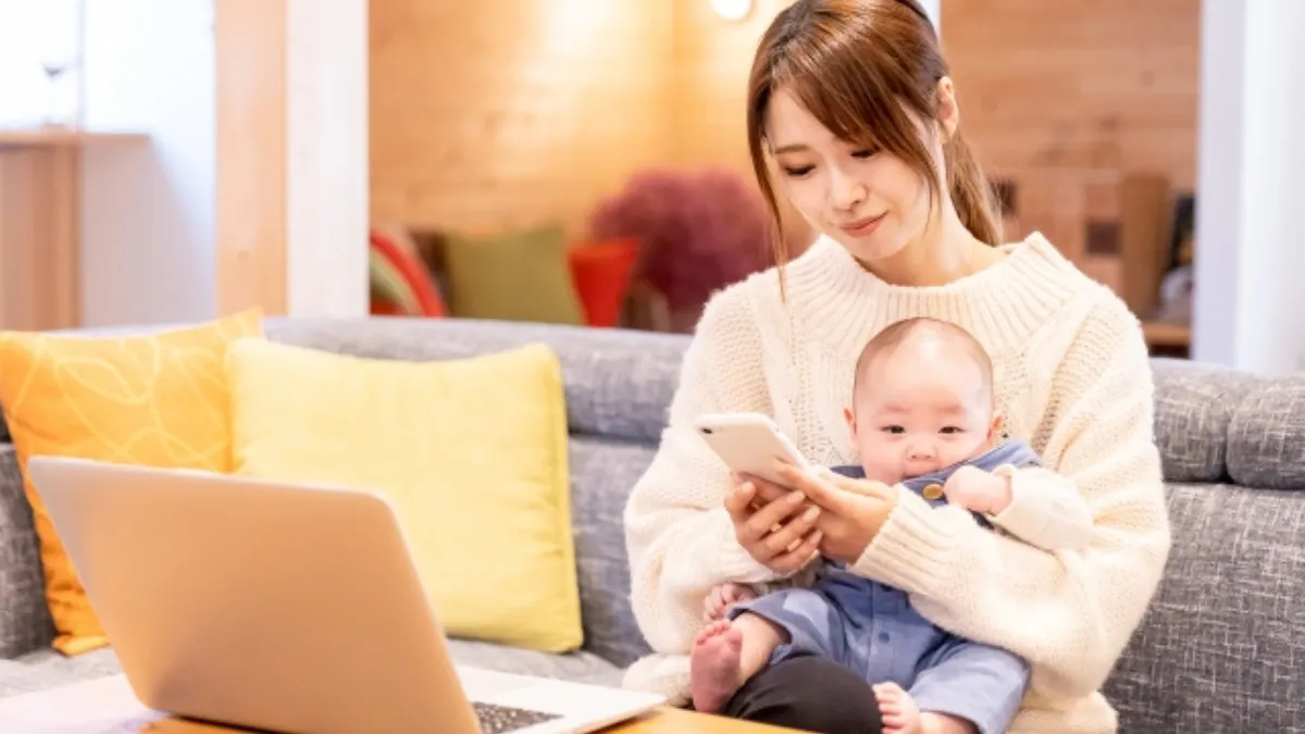 育児をしながら学校情報を調べている主婦