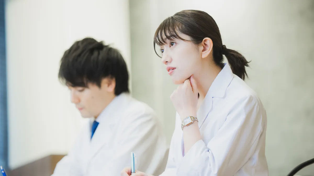 カンファレンスでメモを取りながら勉強会に参加する薬剤師