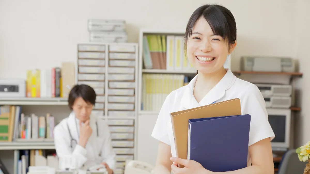 ファイルを持ちながら笑顔の薬剤師と医師