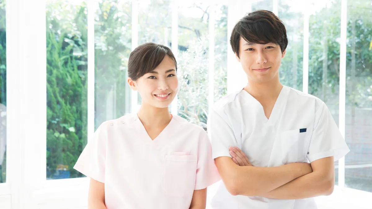 腕を組んで笑顔の鍼灸師の男女