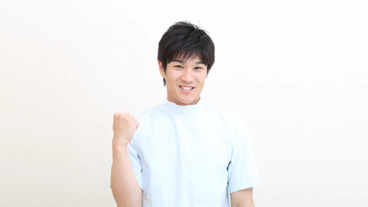 ガッツポーズをするあん摩マッサージ指圧師