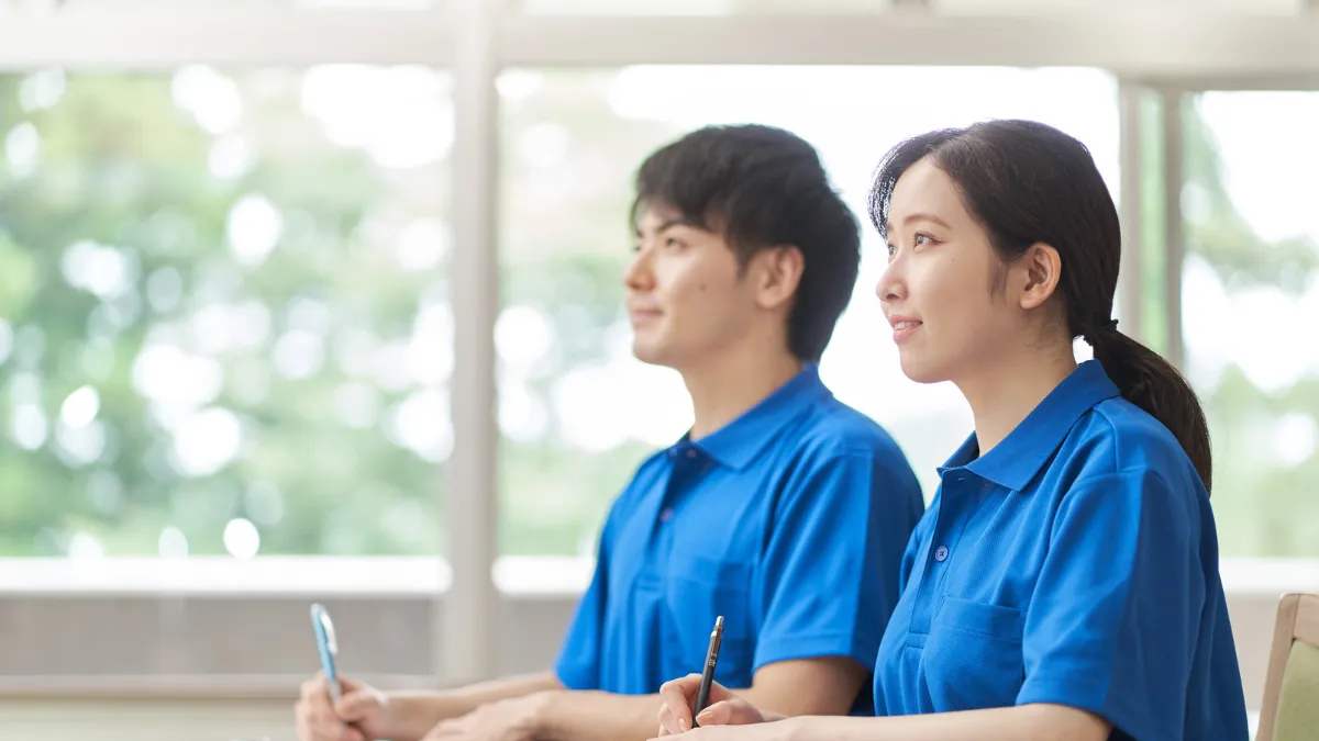 柔道整復師の学生が座学で勉強している様子