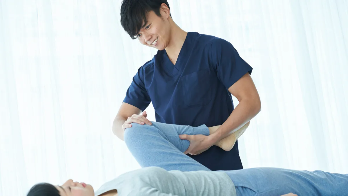柔道整復師 男性 施術 屈伸 足　