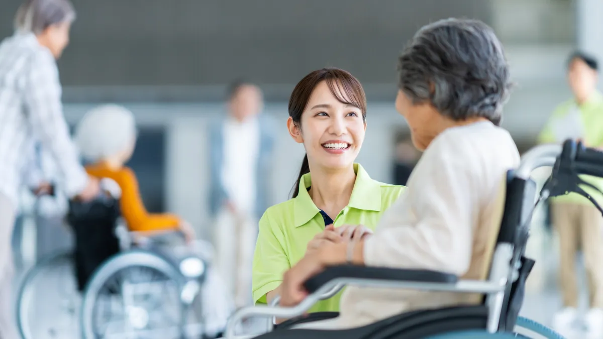 柔道整復師 高齢者 介助 笑顔 女性