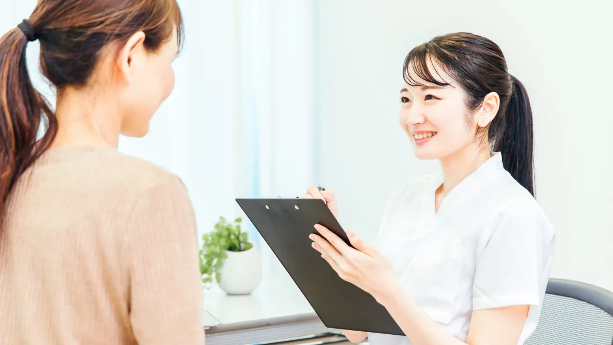 クリニックで問診対応をする看護師