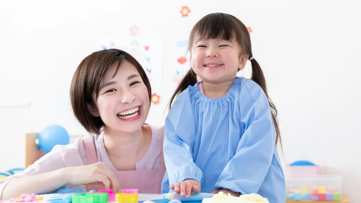 子どもと笑顔で遊ぶ看護師