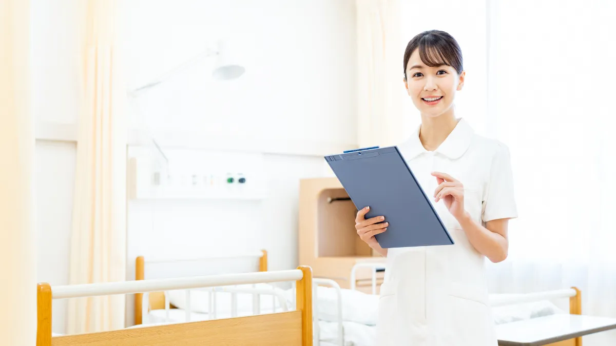 病室でバインダーを持つ看護師