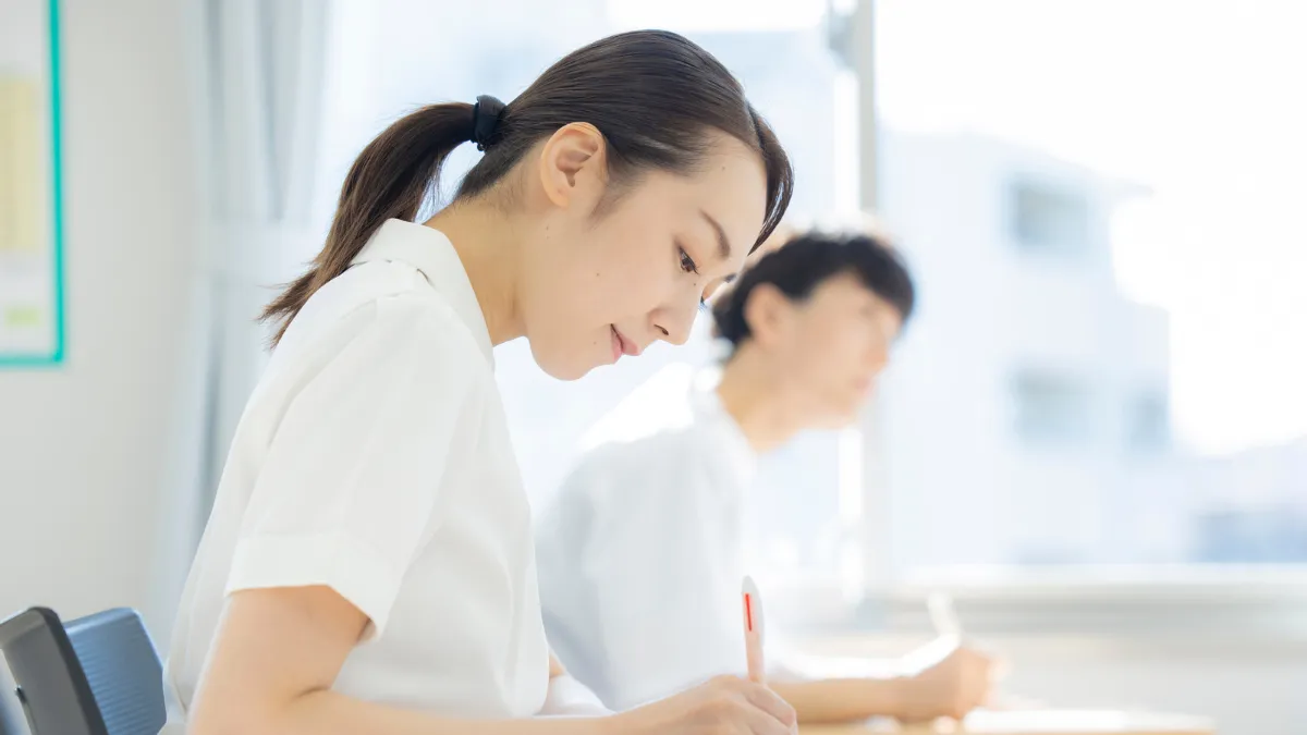 メモを取りながら研修を受ける看護師