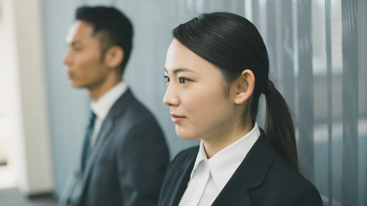転職面接に向かうビジネススーツの女性