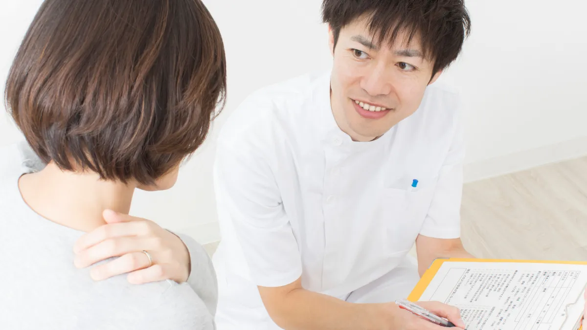 問診で症状を聞き取るあん摩マッサージ指圧師