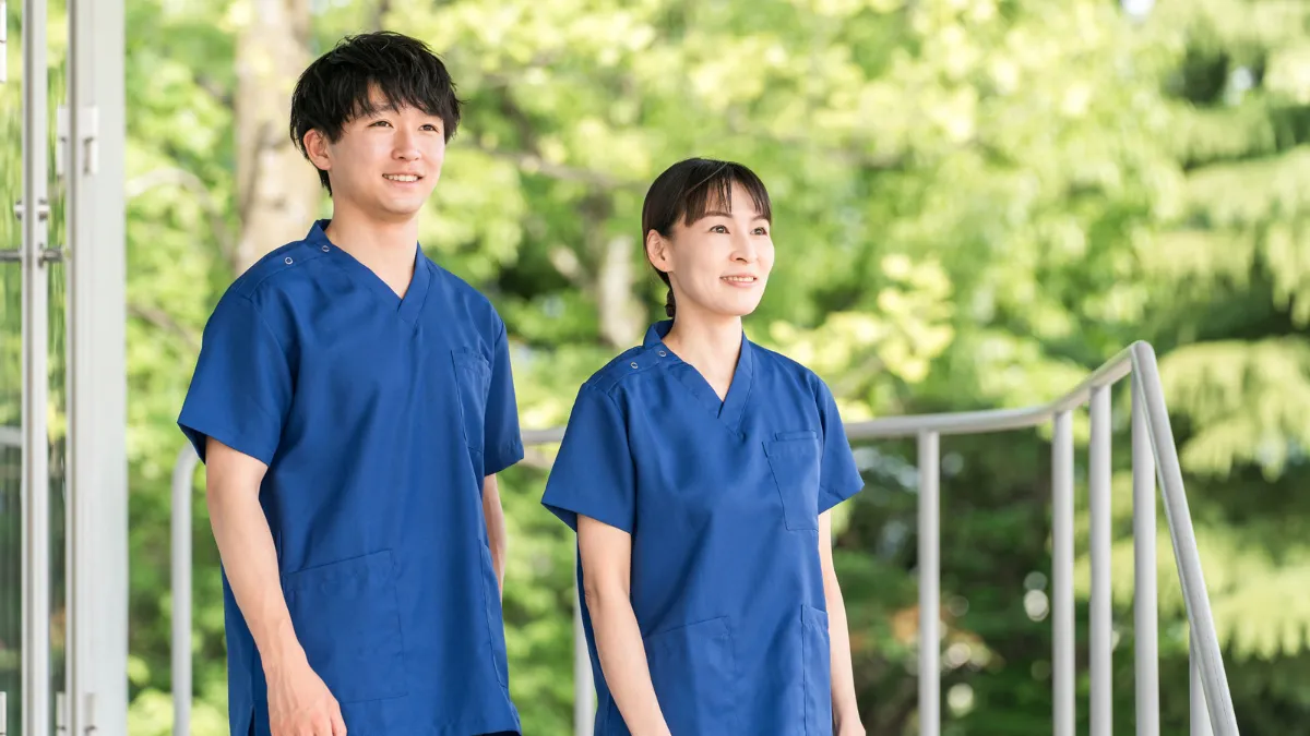 屋外で話し合う柔道整復師の先輩と後輩