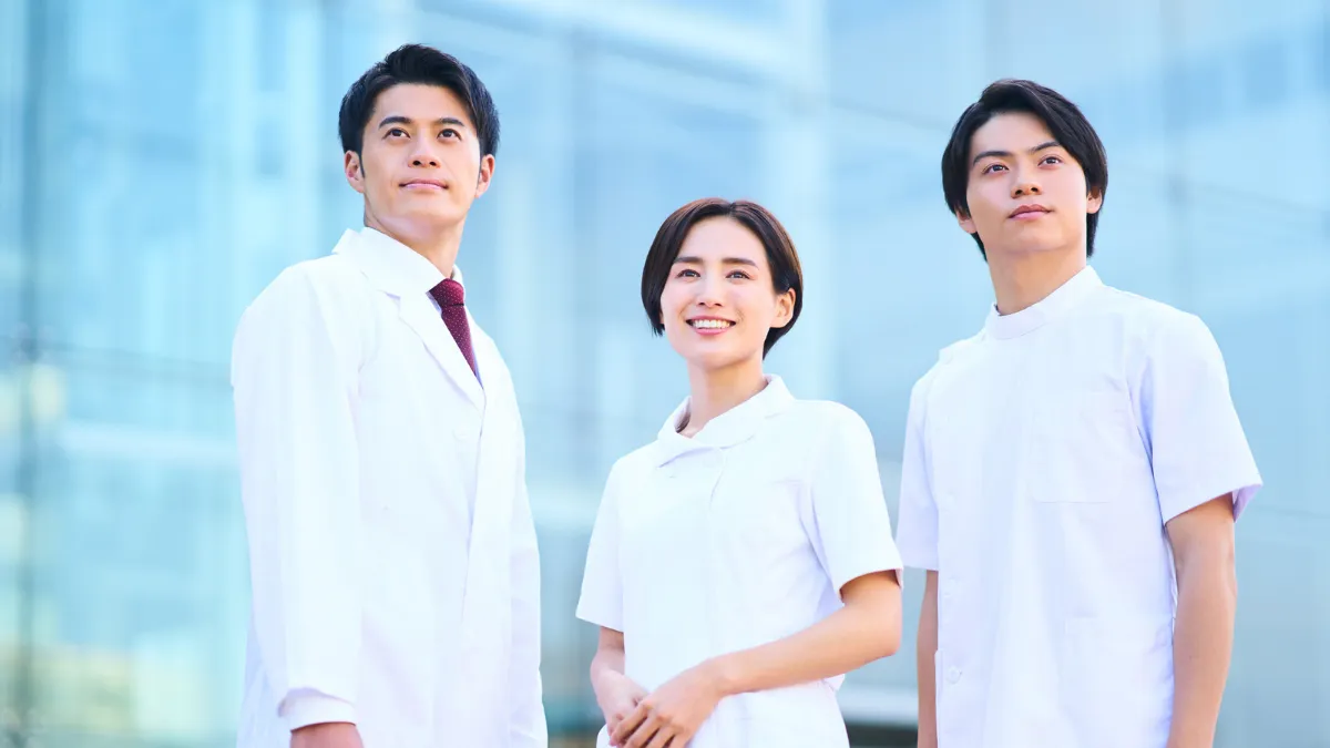 看護師と医師が屋外で未来を見据えて立っている様子