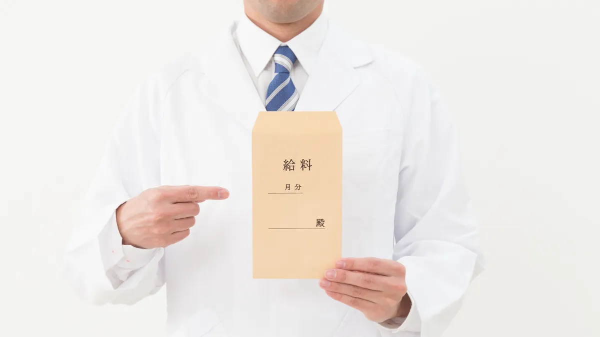 給料袋を指さす男性薬剤師