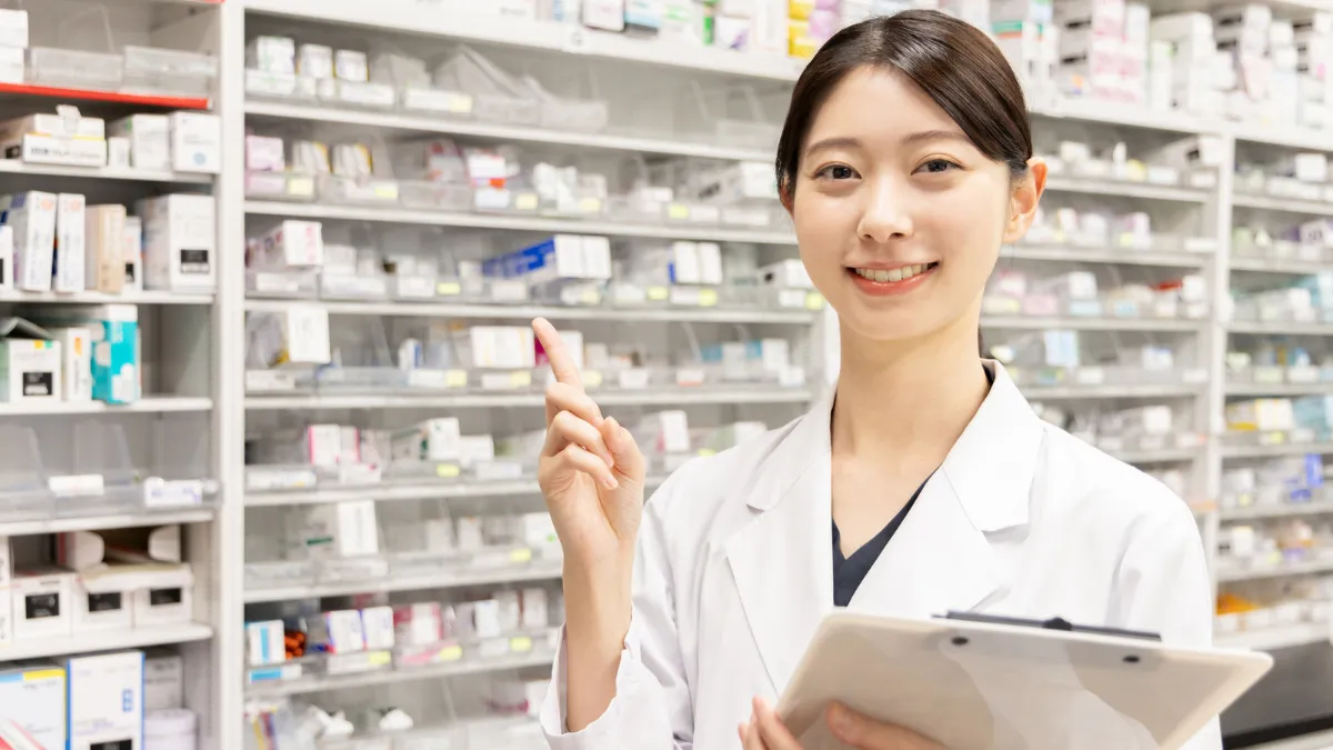 調剤室で説明する女性薬剤師