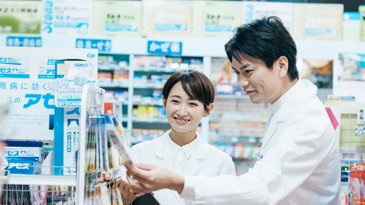 ドラッグストアで品出しをする薬剤師