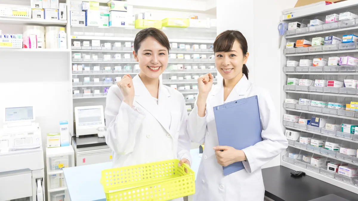 調剤室でガッツポーズをする2人の女性薬剤師