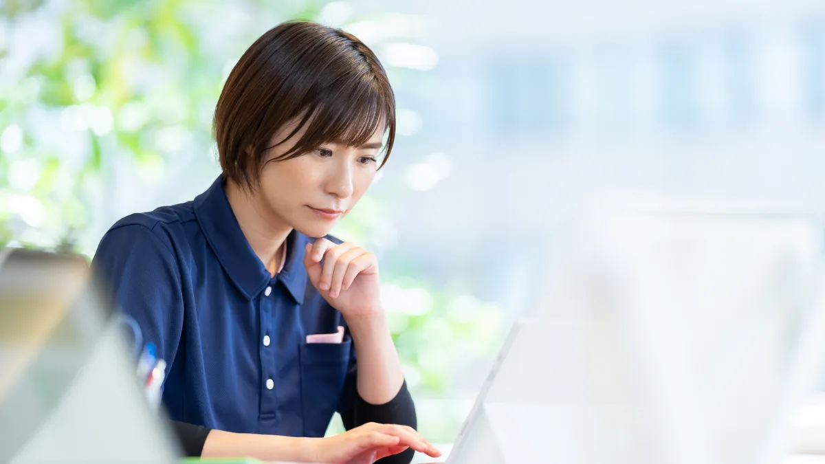 届出の書類など事務作業に真剣に取り組むあん摩マッサージ指圧師
