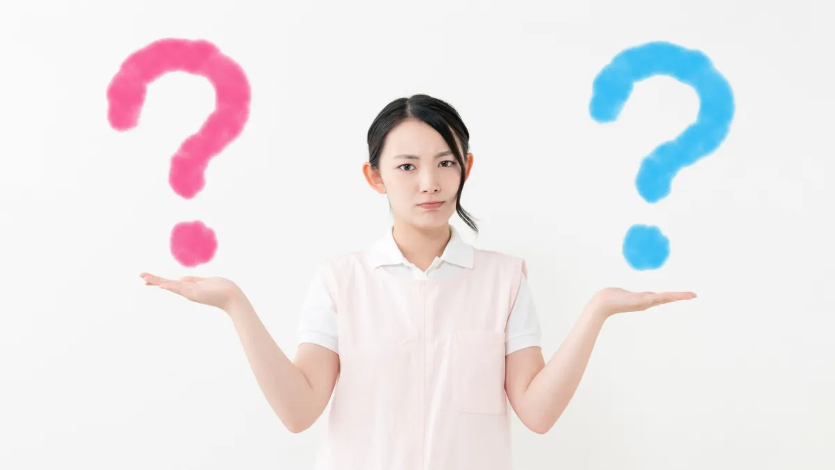 書類の違いに悩む女性