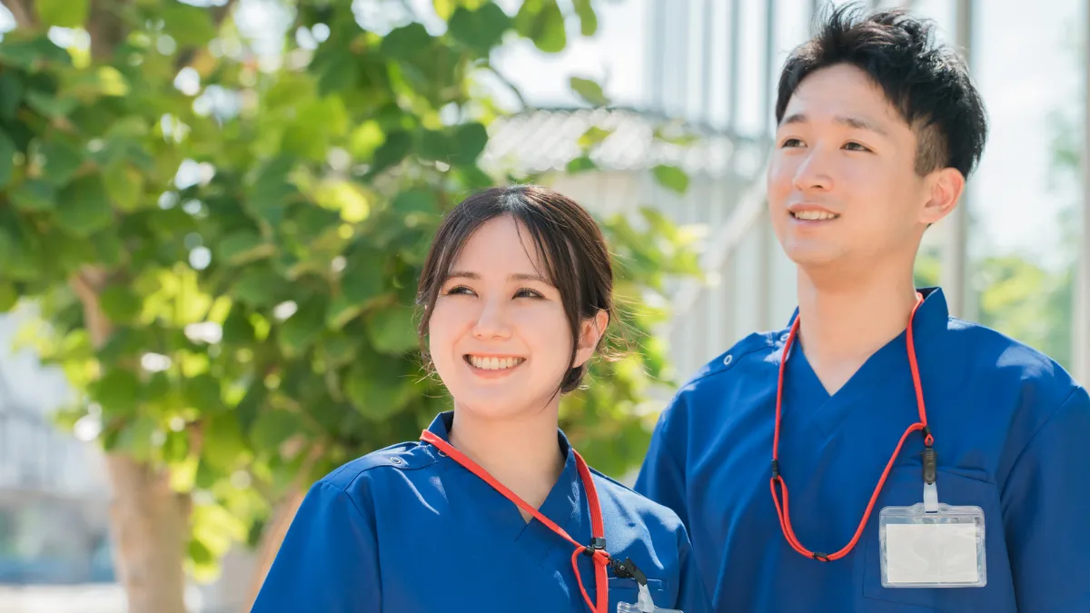 在宅を訪問する2人の訪問看護師