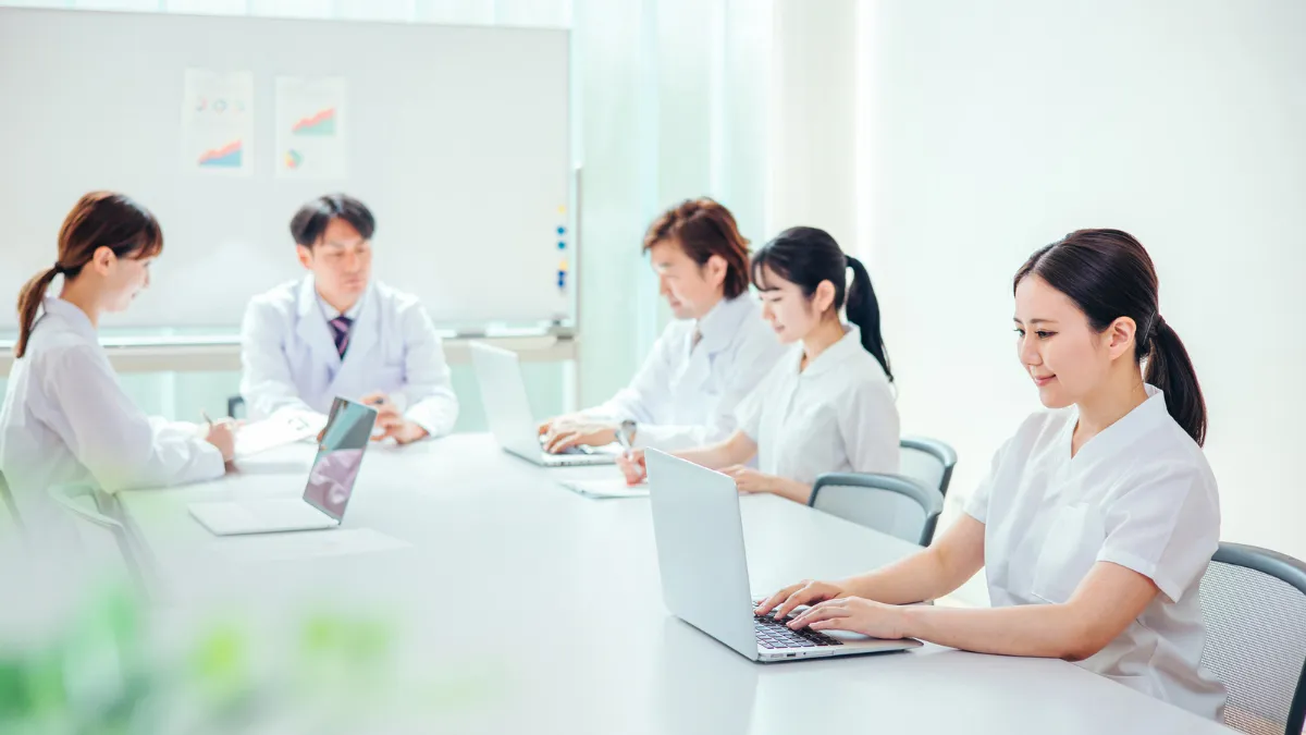 開業に向けて打ち合わせをする看護師