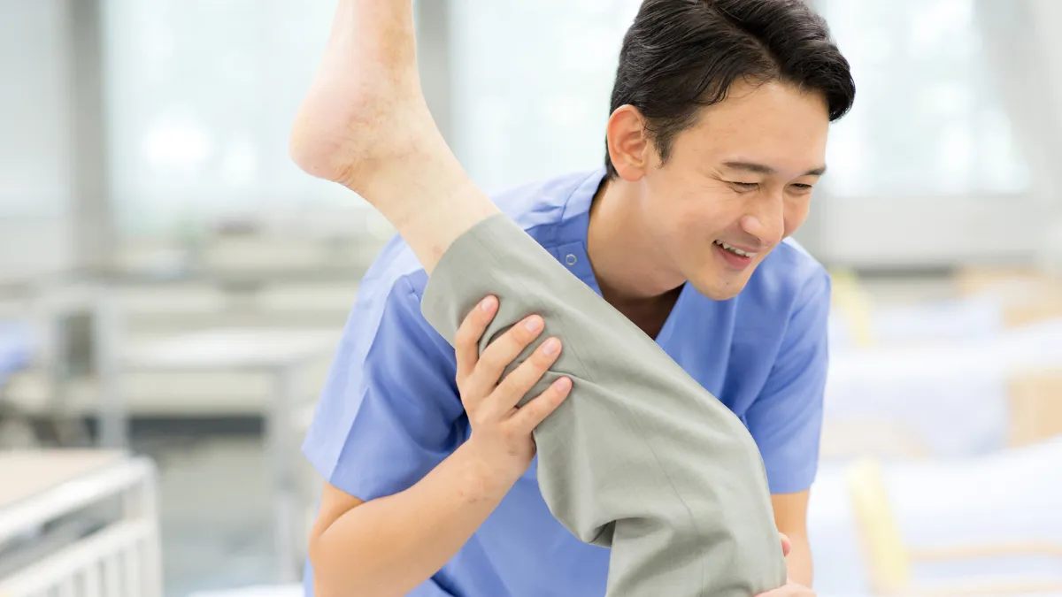 患者さんの痛みを聞きながら施術する柔道整復師